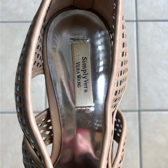 Vera Wang- Tan/Beige Heels. Size 10. - Picture 3 of 4